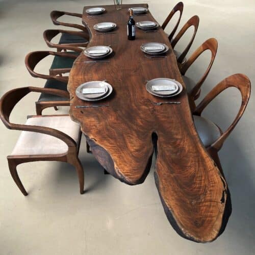Aarhus Snedker Spisebord i Massiv Valnød fra Unique Handmade Furniture | B:100cm x L:120-500cm. | 1 Hel Planke med Flad & Unik Ende & Epoxy & mulig Butterfly Finish