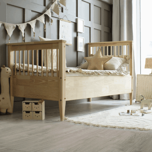 Agnes Snedker Sengeramme Håndlavet i 100% Massiv Fyrretræ med Rund Gavl fra Raw Kids | 90x200 cm