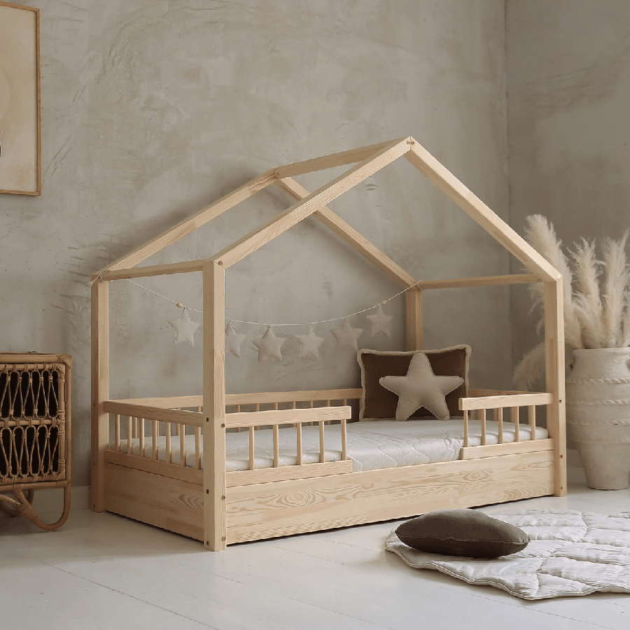 Ellen Duo Snedker Husseng Håndlavet i 100% Massiv Fyrretræ med Rund Sengehest fra Raw Kids | Flere Størrelser