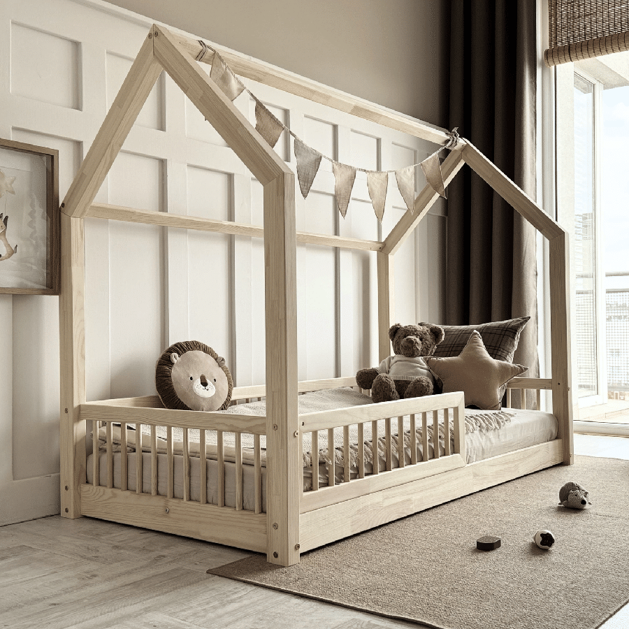 Ellie Snedker Husseng Håndlavet i 100% Massiv Fyrretræ med Rund Sengehest fra Raw Kids | Flere Størrelser 1