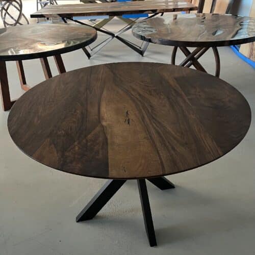 Viborg Rundt Snedker Spisebord i Valnød fra Unique Handmade Furniture | Ø120 - Ø180 | Vælg Lige eller Skrå Kant
