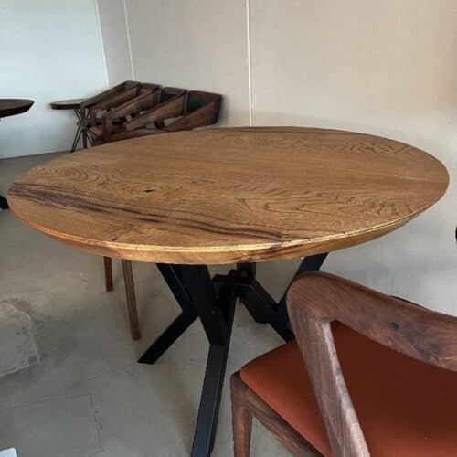 Esbjerg Rundt Snedker Spisebord i Kastanje fra Unique Handmade Furniture | Ø120 - Ø180 | Vælg Lige eller Skrå Kant
