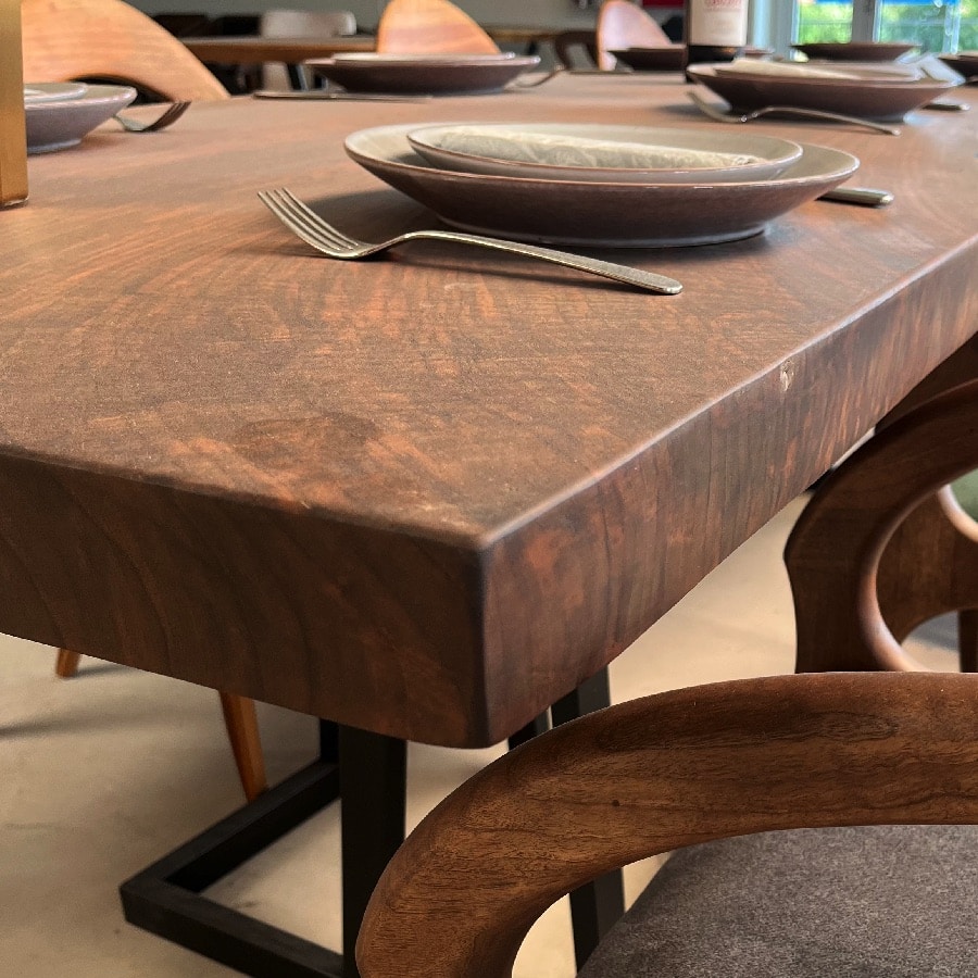 Esbjerg Snedker Spisebord i Valnød fra Unique Handmade Furniture | B-100cm x L-120-500cm. | 1 Hel Planke, Lige Sider & Epoxy & mulig Butterfly Finish 1