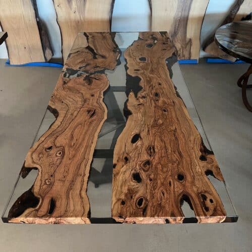 Horsens Snedker Spisebord i Mørk/Klar Epoxy & Massiv Valnød, Oliventræ, Ask, Kastanje eller Eg fra Unique Handmade Furniture | B:100cm x L:120-500cm.