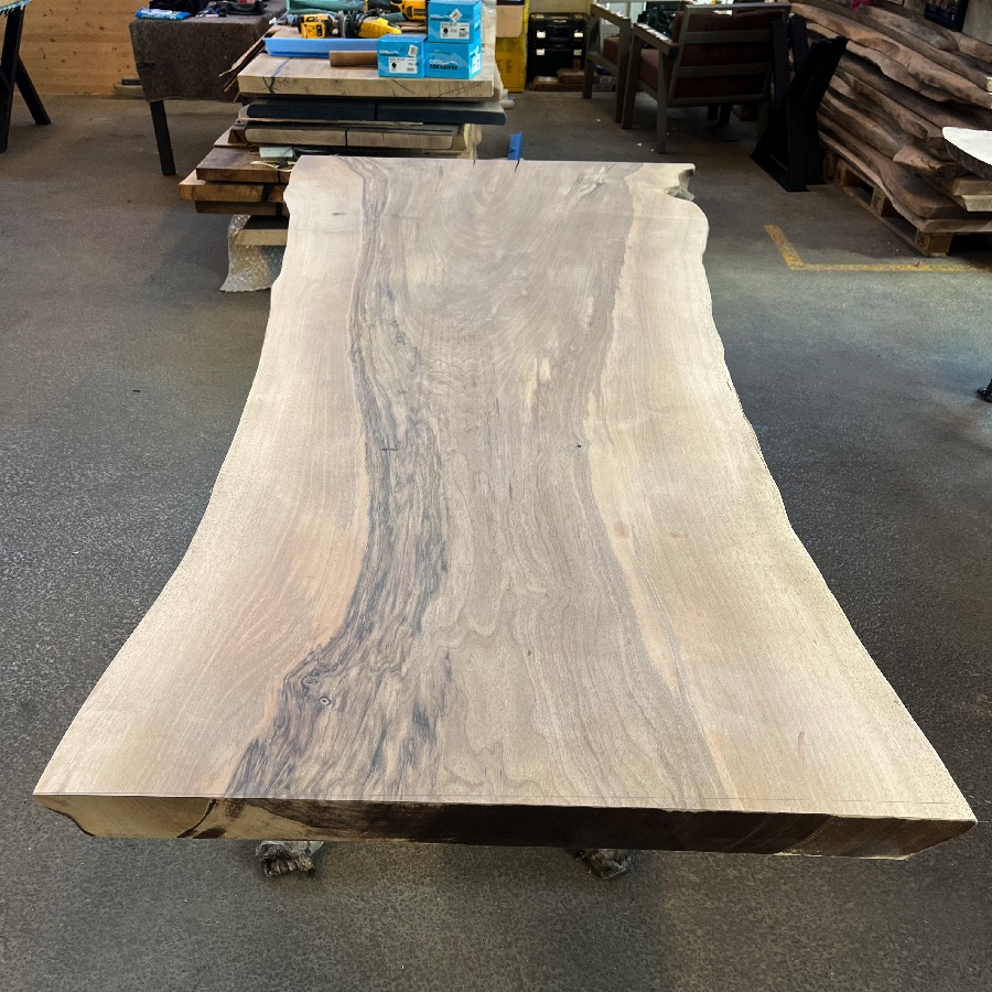 København Snedker Spisebord i Massiv Valnød fra Unique Handmade Furniture | B-80-110cm x L-120-500cm. | 1 Hel Planke, Naturlig:Rustik Kant med Epoxy & mulig Butterfly Finish 1