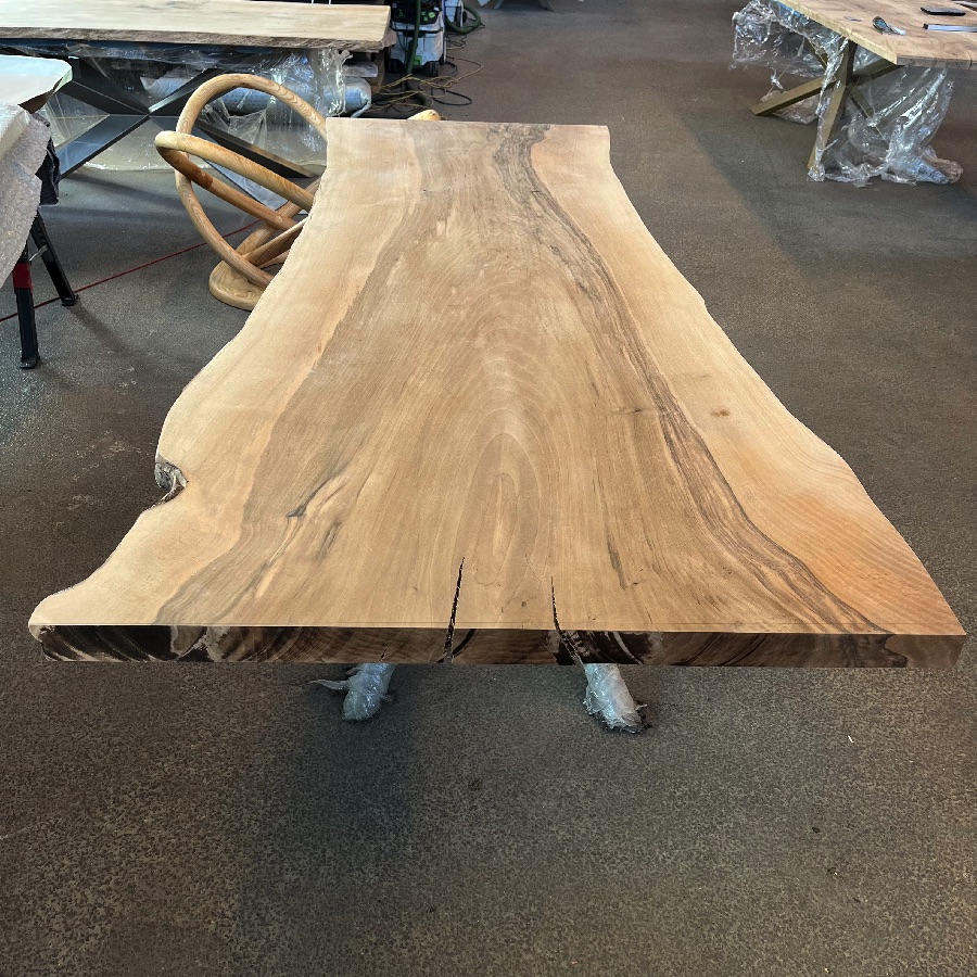 København Snedker Spisebord i Massiv Valnød fra Unique Handmade Furniture | B-80-110cm x L-120-500cm. | 1 Hel Planke, Naturlig:Rustik Kant med Epoxy & mulig Butterfly Finish 2