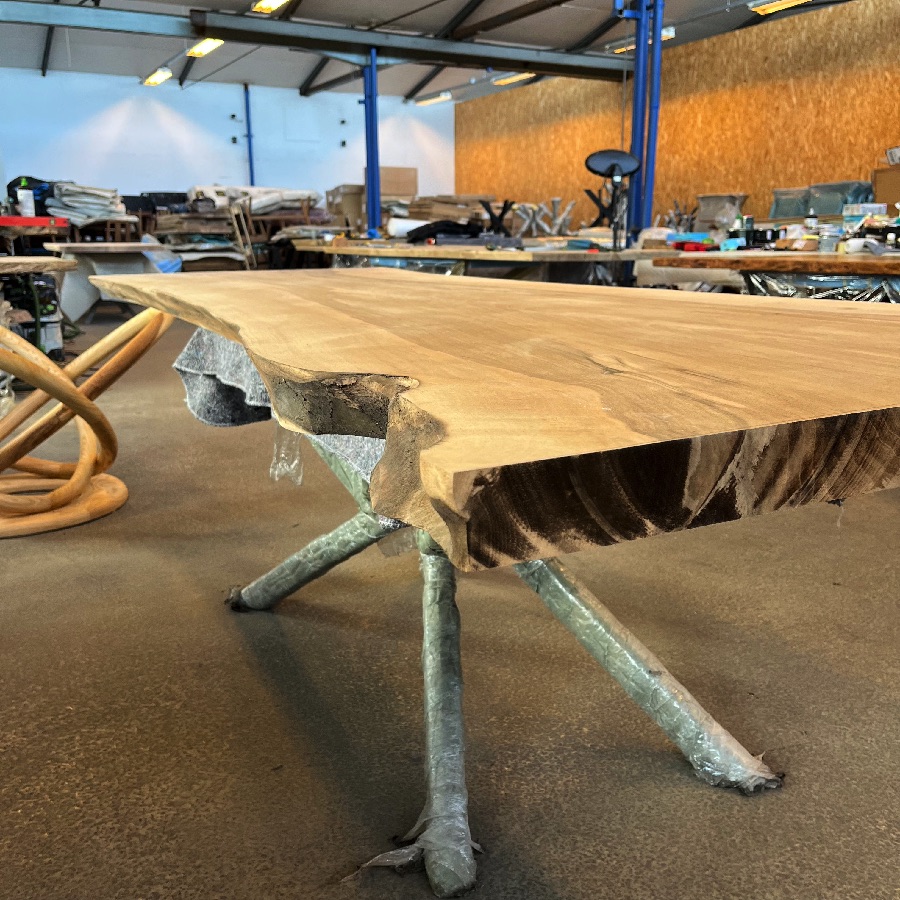 København Snedker Spisebord i Massiv Valnød fra Unique Handmade Furniture | B-80-110cm x L-120-500cm. | 1 Hel Planke, Naturlig:Rustik Kant med Epoxy & mulig Butterfly Finish 3