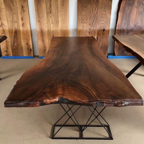 København Snedker Spisebord i Massiv Valnød fra Unique Handmade Furniture | B:100cm x L:120-500cm. | 1 Hel Planke, Lige/Naturlig/Rustik Kant med Epoxy & mulig Butterfly Finish