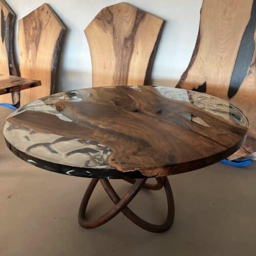 Vejle Rundt Snedker Spisebord i Klar Epoxy & Massiv Valnøddetræ, Oliventræ, Asketræ, Kastanjetræ eller Egetræ fra Unique Handmade Furniture | Ø100 - Ø180