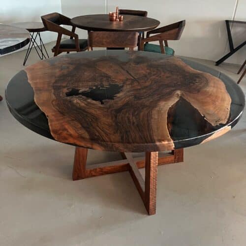 Kolding Rundt Snedker Spisebord i Mørk Epoxy & Massiv Valnøddetræ, Oliventræ, Asketræ, Kastanjetræ eller Egetræ fra Unique Handmade Furniture | Ø100 - Ø180