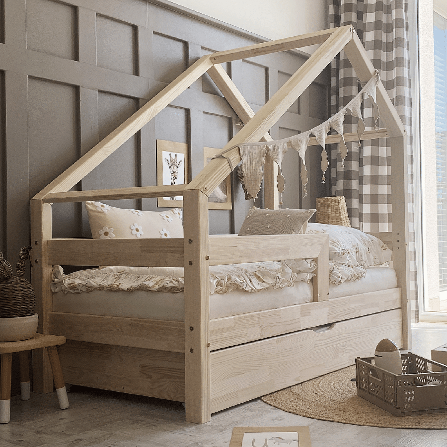 Lærke Snedker Husseng Håndlavet i 100% Massiv Fyrretræ med Skuffe og Simpel Sengehest fra Raw Kids | Flere Størrelser