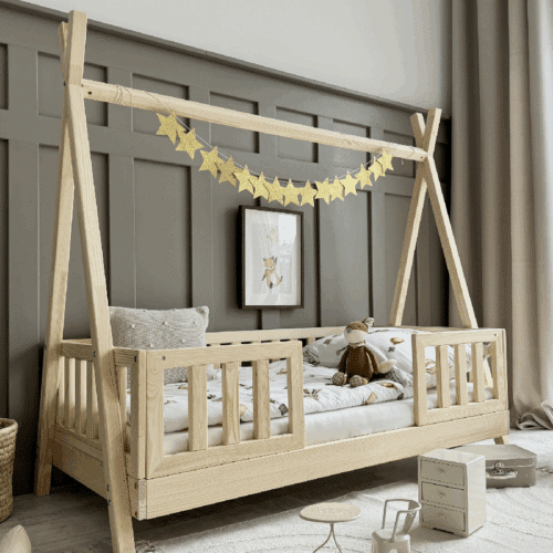 Maja Duo Snedker Tipi Seng Håndlavet i 100% Massiv Fyrretræ Med Klassisk Sengehest fra Raw Kids | 60x120 cm