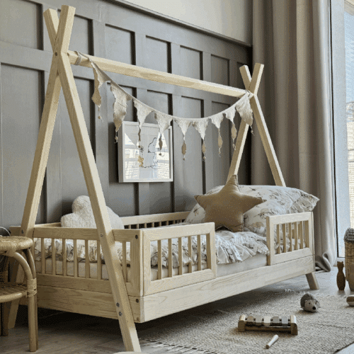 Maja Duo Snedker Tipi Seng Håndlavet i 100% Massiv Fyrretræ Med Rund Sengehest fra Raw Kids | 60x120 cm