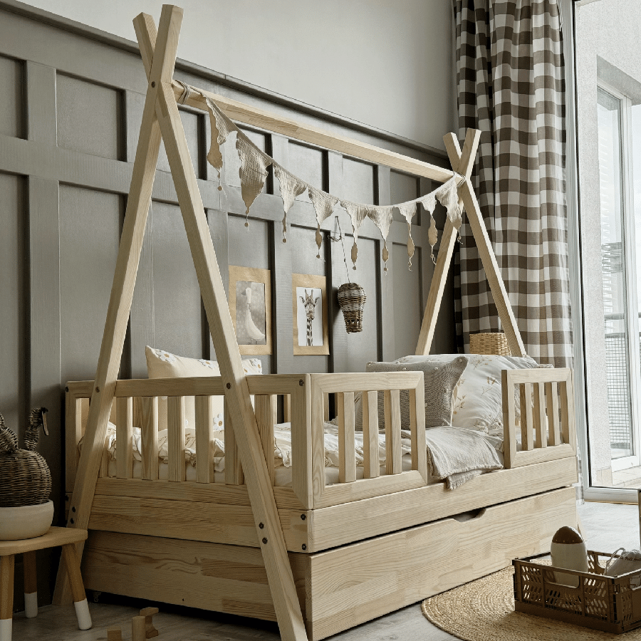Maja Duo Snedker Tipi Seng Håndlavet i 100% Massiv Fyrretræ Med Skuffe & Klassisk Sengehest fra Raw Kids | 60x120 cm