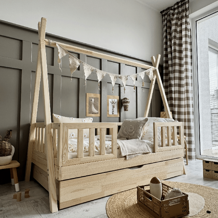 Maja Duo Snedker Tipi Seng Håndlavet i 100% Massiv Fyrretræ Med Skuffe & Klassisk Sengehest fra Raw Kids | 60x120 cm 1