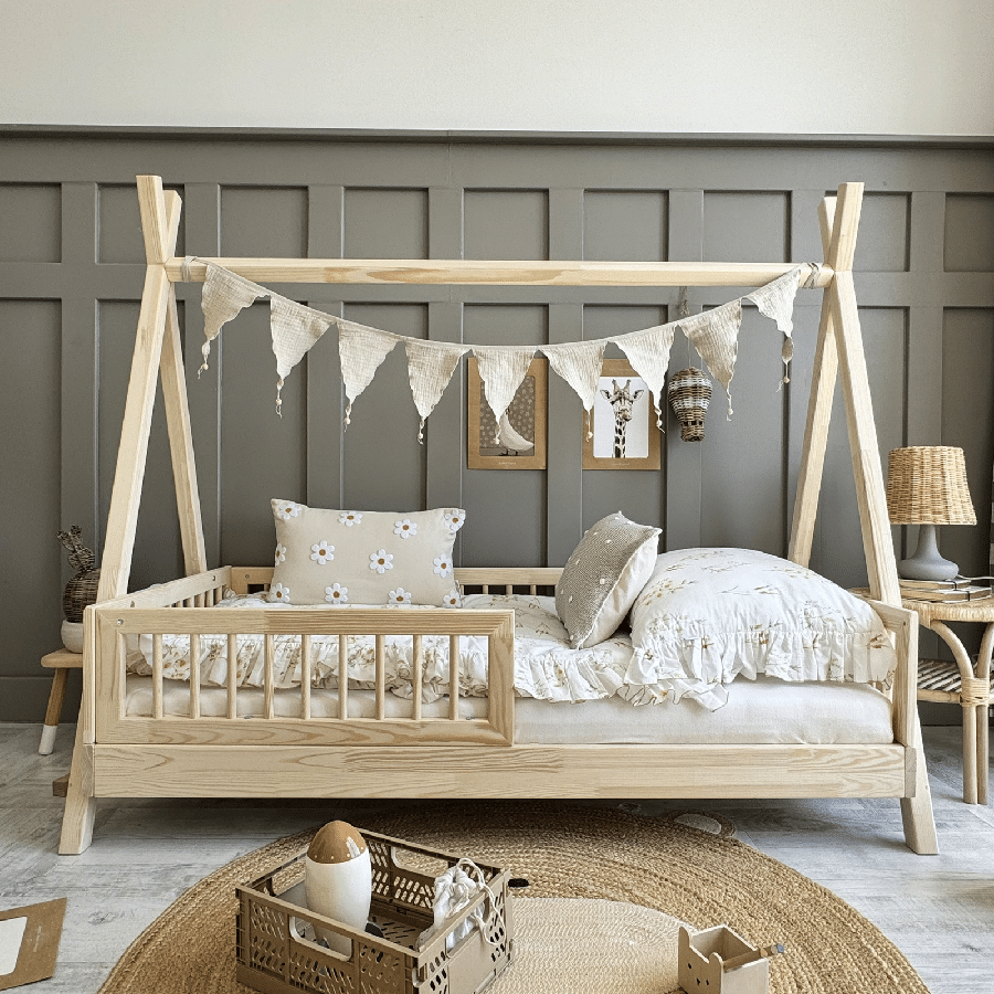 Maja Snedker Tipi Seng Håndlavet i 100% Massiv Fyrretræ Med Rund Sengehest fra Raw Kids | 60x120 cm 1