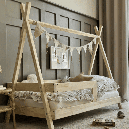 Maja Snedker Tipi Seng Håndlavet i 100% Massiv Fyrretræ Med Simpel Sengehest fra Raw Kids | 60x120 cm