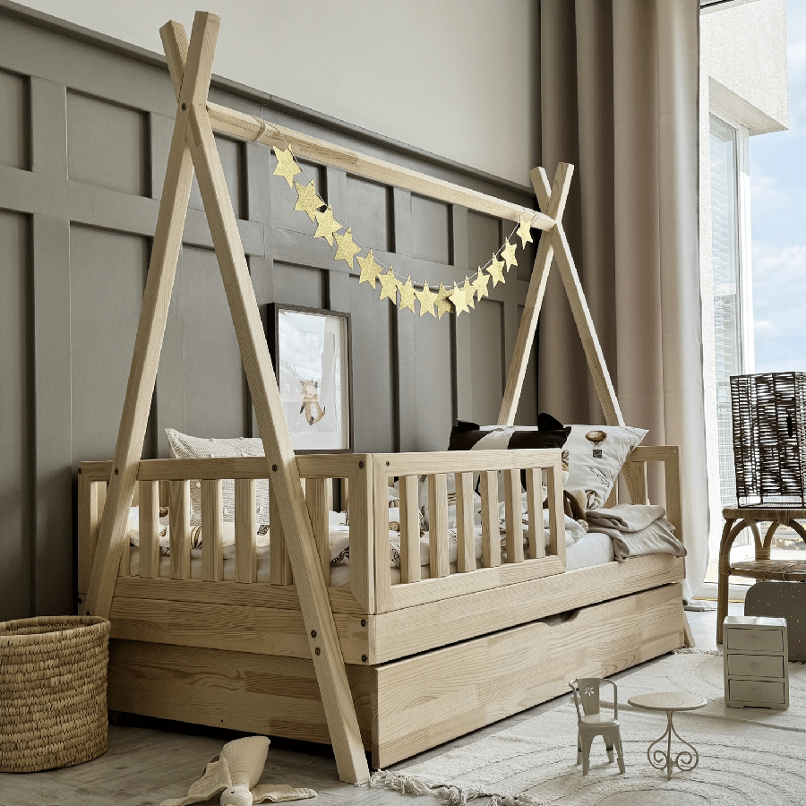 Maja Snedker Tipi Seng Håndlavet i 100% Massiv Fyrretræ Med Skuffe & Klassisk Sengehest fra Raw Kids | 60x120 cm