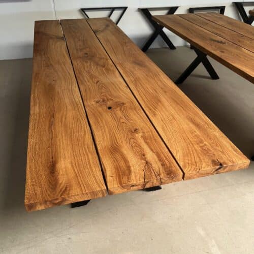 Odense Snedker Spisebord i Massiv Egetræ fra Unique Handmade Furniture | B:100cm x L:120-500cm. | 3 Lige store Planker med Epoxy & mulig Butterfly Finish | Vælg Lige/Naturlig/Rustik Kant