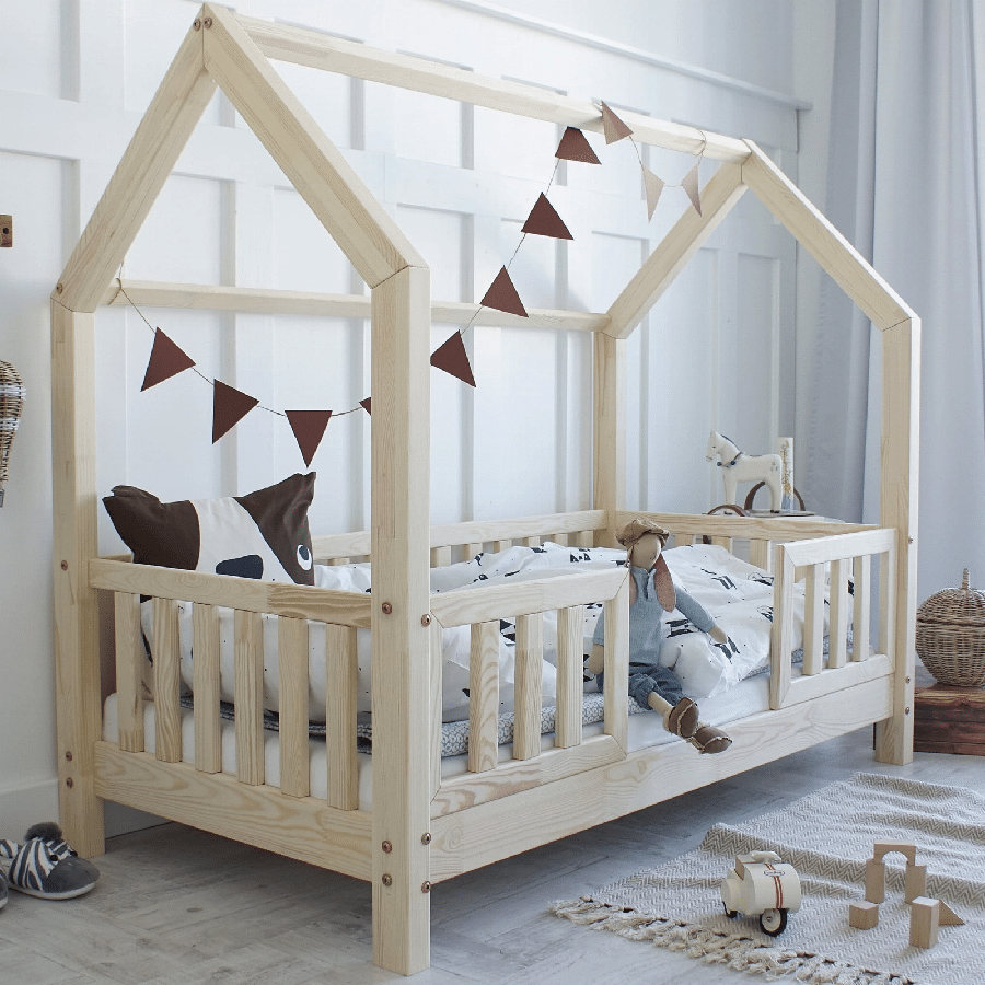 Olivia Duo Snedker Husseng Håndlavet i 100% Massiv Fyrretræ med Klassisk Sengehest fra Raw Kids | Flere Størrelser