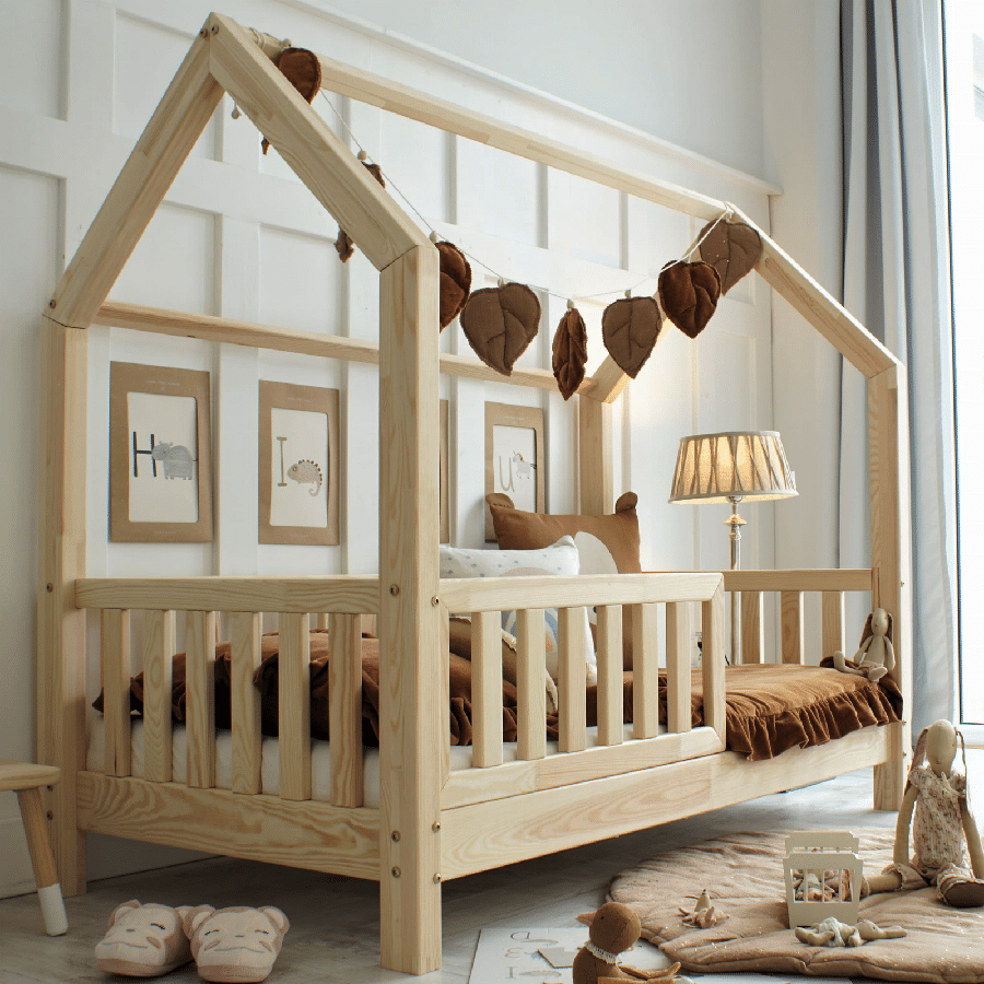 Olivia Snedker Husseng Håndlavet i 100% Massiv Fyrretræ med Klassisk Sengehest fra Raw Kids | Flere Størrelser