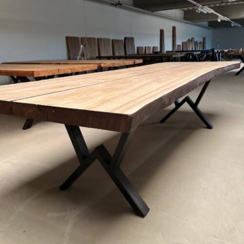 Hobro Snedker Spisebord i Massiv Ask, Hvidolieret top med brunolieret sider, fra Unique Handmade Furniture | B:100cm x L:120-500cm. | 2 Lige Store Planker. Vælg Lige/Naturlig/Rustik Kant, med Epoxy & mulig Butterfly Finish