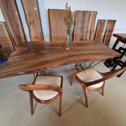 København Snedker Spisebord i Massiv Valnød fra Unique Handmade Furniture | B:100cm x L:120-500cm. | 1 Hel Planke, Lige/Naturlig/Rustik Kant med Epoxy & mulig Butterfly Finish | Cirka 6 Centimeter Tyk