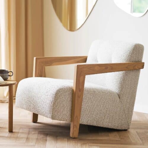 Caracas Loungestol i Beige Stof ogi 100% Massiv Egetræ med Armlæn fra House Nordic | L72xB88xH72cm