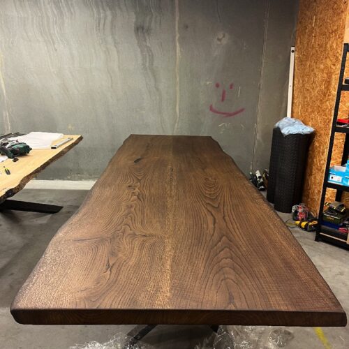 Herning Snedker Spisebord i Røget Massiv Egetræ fra Unique Handmade Furniture | B:80-110cm x L:120-500cm. | 2 Planker Limet sammen med Epoxy & mulig Butterfly Finish | Vælg Naturlig/Rustik Kant | Cirka 6 Centimeter Tyk