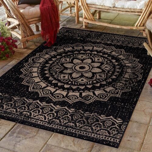 Eleanor Indendørs/Udendørs Gulvtæppe i Sort med Mandala Mønster fra Rugs by Uniquebeds Home & Living | Flere Størrelser