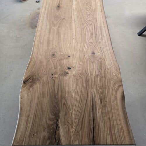 Thisted Snedker Spisebord i Lakeret Massiv Egetræ fra Unique Handmade Furniture | B:100cm x L:120-500cm. | 2 Hele Planker Limet Sammen Spejlvendt med Epoxy & mulig Butterfly Finish | Vælg Lige/Naturlig/Rustik Kant | Cirka 6 Centimeter Tyk