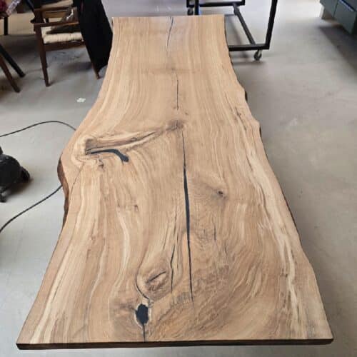 Herning Snedker Spisebord i Lakeret Massiv Egetræ fra Unique Handmade Furniture | B:100cm x L:120-500cm. | 1 Hel Planke med Epoxy & mulig Butterfly Finish | Vælg Lige/Naturlig/Rustik Kant | Cirka 6 Centimeter Tyk