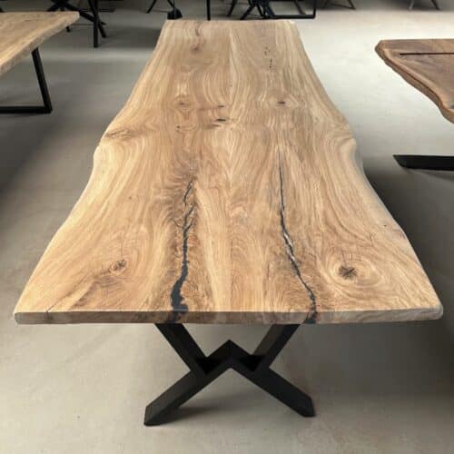 Herning Snedker Spisebord i Lakeret Massiv Egetræ fra Unique Handmade Furniture | B:100cm x L:120-500cm. | 1 Stor Planker med Epoxy & mulig Butterfly Finish | Vælg Lige/Naturlig/Rustik Kant