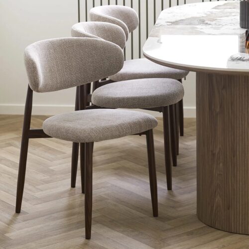 Levanto Spisebordsstol i Sandfarvet M&oslash;belstof med Valn&oslash;d Tr&aelig;look Ben fra House Nordic | L55xB52xH77cm