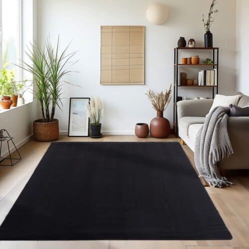 Margot Gulvtæppe i Sort med Skridsikkert Underlag fra Rugs by Uniquebeds Home & Living | Flere Størrelser i Firkantet & Rund