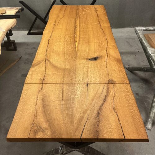 Roskilde Snedker Spisebord i Naturolieret Massiv Egetræ fra Unique Handmade Furniture | B:80-110cm x L:120-500cm. | 2 Hele Planker Limet Sammen Spejlvendt med Epoxy & mulig Butterfly Finish | Vælg Naturlig/Rustik Kant | Cirka 6 Centimeter Tyk