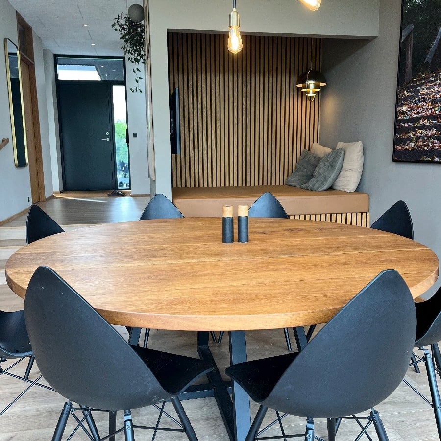 Silkeborg Rundt Snedker Spisebord i Massiv Egetræ fra Unique Handmade Furniture | Ø120 - Ø180 | Vælg Lige eller Skrå Kant 1