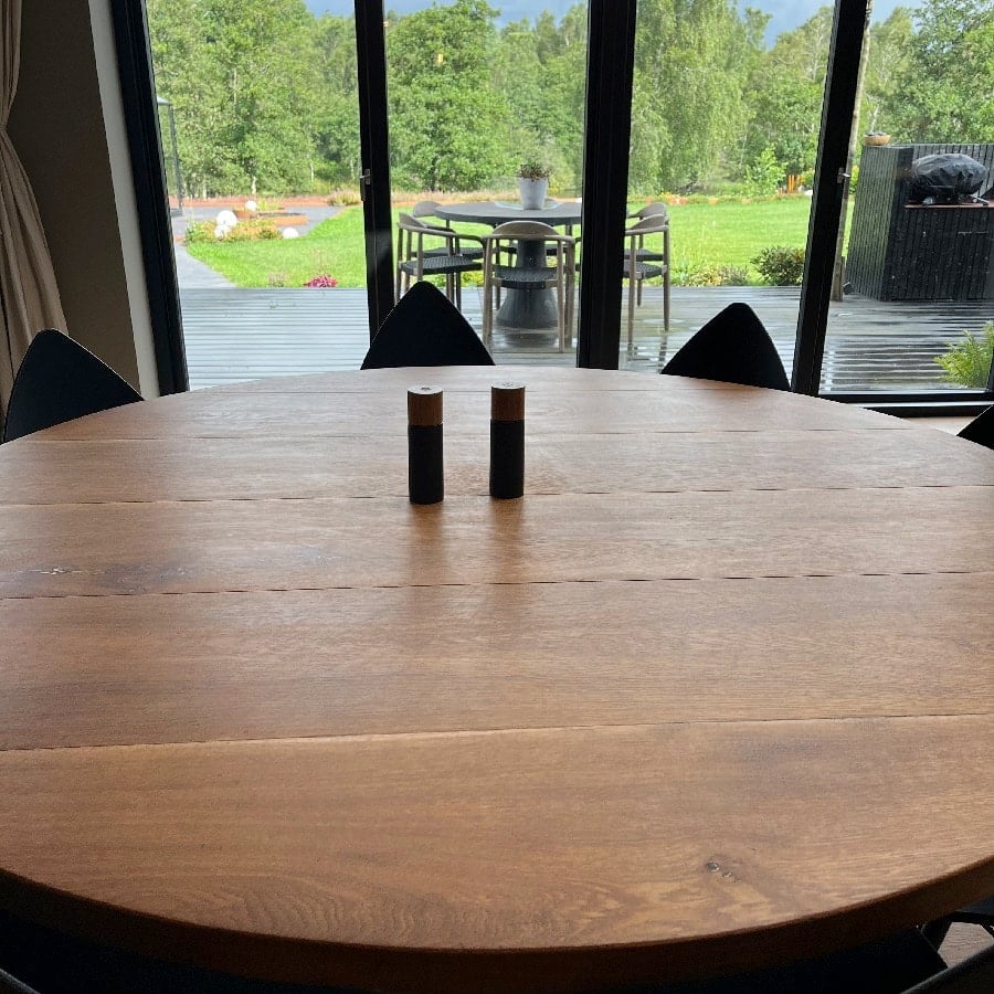 Silkeborg Rundt Snedker Spisebord i Massiv Egetræ fra Unique Handmade Furniture | Ø120 - Ø180 | Vælg Lige eller Skrå Kant 4