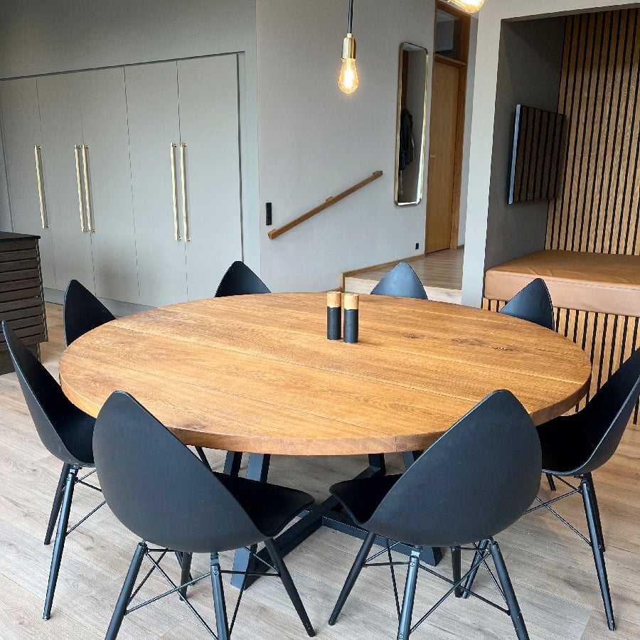 Silkeborg Rundt Snedker Spisebord i Massiv Egetræ fra Unique Handmade Furniture | Ø120 - Ø180 | Vælg Lige eller Skrå Kant