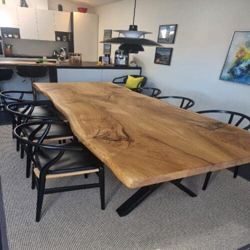 Roskilde Snedker Spisebord i Naturolieret Massiv Egetræ fra Unique Handmade Furniture | B:100cm x L:120-500cm. | 2 Hele Planker Limet Sammen Spejlvendt med Epoxy & mulig Butterfly Finish | Vælg Lige/Naturlig/Rustik Kant | Cirka 6 Centimeter Tyk