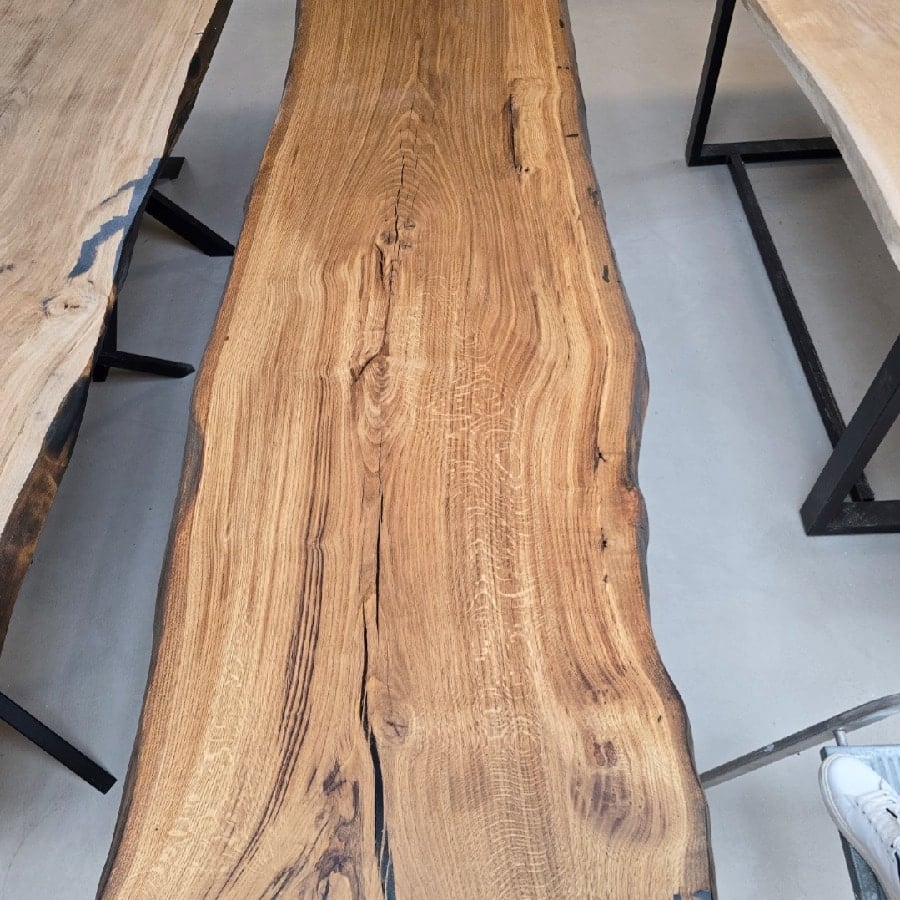Brønderslev Snedker Spisebord i Naturolieret Massiv Egetræ fra Unique Handmade Furniture | B-100cm x L-120-500cm. | 1 Stor Planke med Epoxy & mulig Butterfly Finish | Vælg Lige:Naturlig:Rustik Kant 10