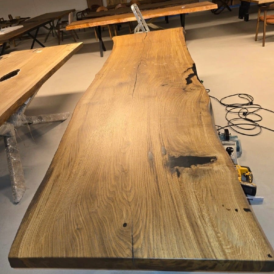 Brønderslev Snedker Spisebord i Naturolieret Massiv Egetræ fra Unique Handmade Furniture | B-100cm x L-120-500cm. | 1 Stor Planke med Epoxy & mulig Butterfly Finish | Vælg Lige:Naturlig:Rustik Kant 2