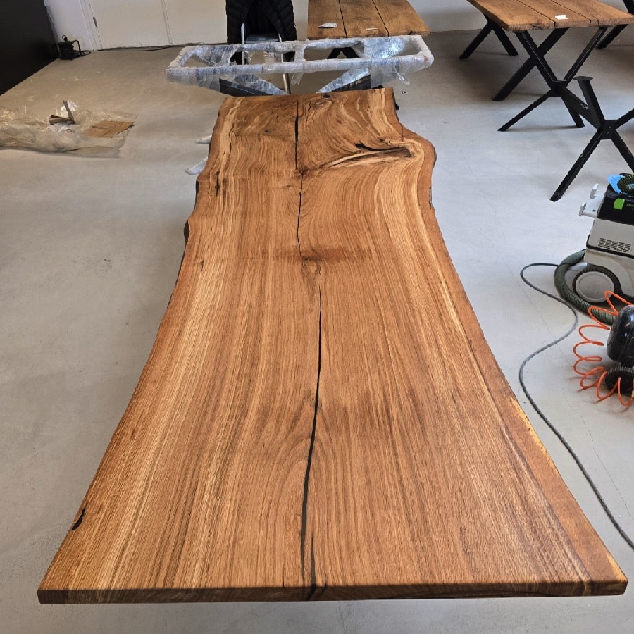Brønderslev Snedker Spisebord i Naturolieret Massiv Egetræ fra Unique Handmade Furniture | B-100cm x L-120-500cm. | 1 Stor Planke med Epoxy & mulig Butterfly Finish | Vælg Lige:Naturlig:Rustik Kant 5