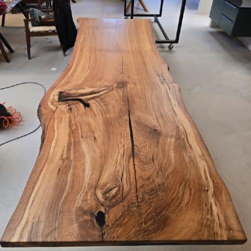 Brønderslev Snedker Spisebord i Naturolieret Massiv Egetræ fra Unique Handmade Furniture | B:100cm x L:120-500cm. | 1 Hel Planke med Epoxy & mulig Butterfly Finish | Vælg Lige/Naturlig/Rustik Kant | Cirka 6 Centimeter Tyk