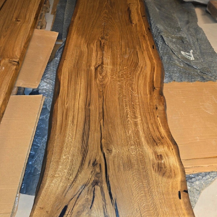 Brønderslev Snedker Spisebord i Naturolieret Massiv Egetræ fra Unique Handmade Furniture | B-100cm x L-120-500cm. | 1 Stor Planke med Epoxy & mulig Butterfly Finish | Vælg Lige:Naturlig:Rustik Kant