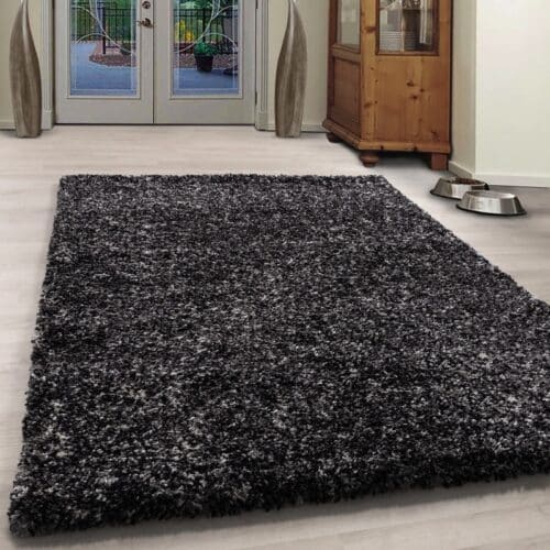 Caroline Gulvtæppe i Sort fra Rugs by Uniquebeds Home & Living | Flere Størrelser i Firkantet & Rund