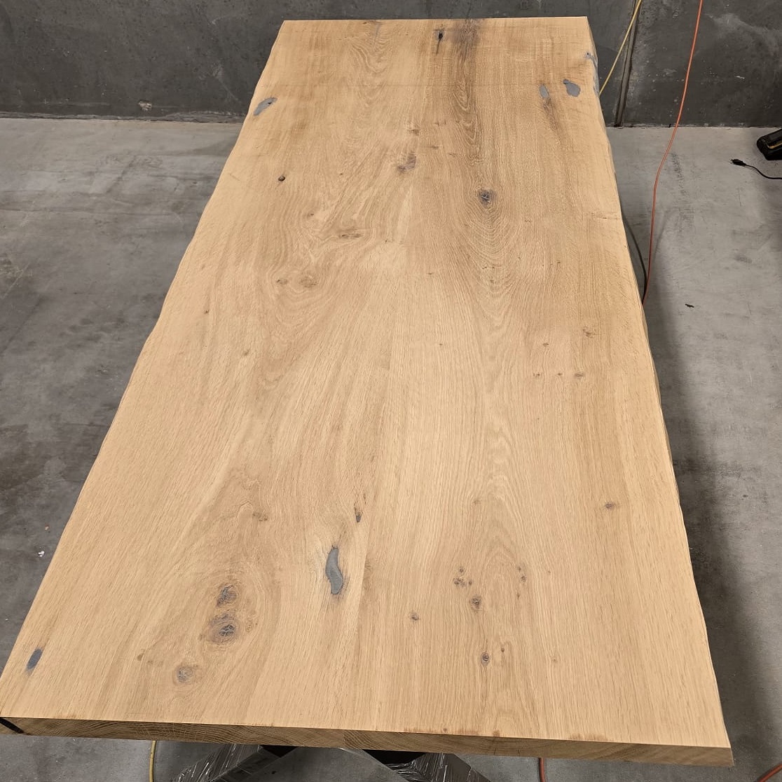 Snedker Spisebord i Lakeret Massiv Egetræ fra Unique Handmade Furniture - 2 Hele Planker Limet Sammen 1