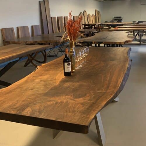 Helsingør Snedker Spisebord i Massiv Valnød fra Unique Handmade Furniture | B:100cm x L:120-500cm. | 2 Hele Planker Limet Sammen, Lige/Naturlig/Rustik Kant med Epoxy & mulig Butterfly Finish | Cirka 6 Centimeter Tyk