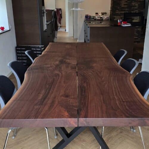 Næstved Snedker Spisebord i Massiv Valnød fra Unique Handmade Furniture | B:100cm x L:120-500cm. | 2 Hele Planker med Mellemrum, Lige/Naturlig/Rustik Kant med Epoxy & mulig Butterfly Finish | Cirka 6 Centimeter Tyk