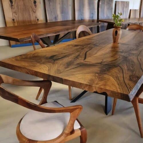 Holstebro Snedker Spisebord i Massiv Valnød fra Unique Handmade Furniture | B:100cm x L:120-500cm. | 2 Hele Planker Limet Sammen Spejlvendt, Lige/Naturlig/Rustik Kant med Epoxy & mulig Butterfly Finish | Cirka 6 Centimeter Tyk